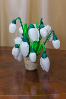 Kraf untuk 8 Mac snowdrops dari sudu plastik