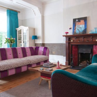 Лилав диван в интериора