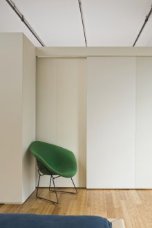 One-room apartment with doors