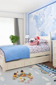 Детска стая в морски стил с карта.