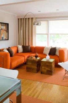 브라운 인테리어에 오렌지 액센트