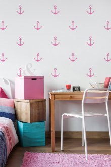 Детска стая в морски стил с розов тапет
