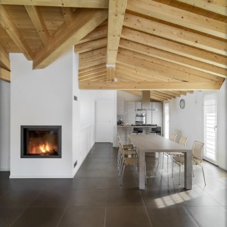 Дизайн на кухня за хол с таван от дърво