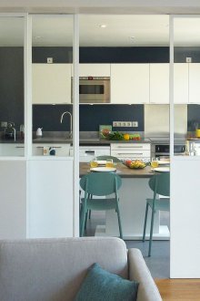 Дизайн на кухня за хол с врати