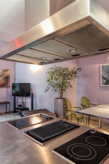 Дизайн на кухня за хол в лилаво