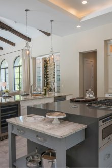 Дизайн кухненски хол с каменни плотове