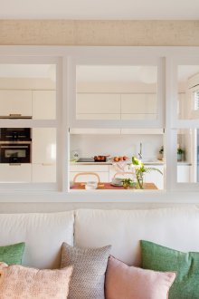 Дизайн на кухня за хол с прозорец