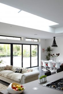 Дизайн кухня за хол с панорамен прозорец