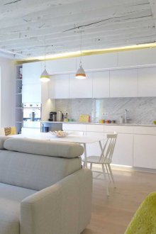 Дизайн на кухнята с подсветка на хола