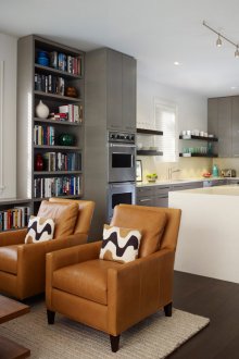 Дизайн кухня за хол с рафтове