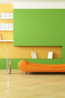 Варови зелени стени в комбинация с оранжеви мебели