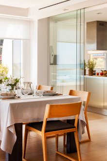 Дизайн кухненска всекидневна със стъклени врати