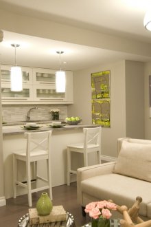 Дизайн на кухня за хол със зелен декор