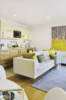 Дизайн на кухня за хол с жълт декор