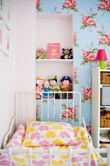 Kinderzimmerdekor mit Blumentapete