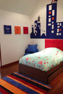 Wanddekoration mit einer Kinderzeichnung der Stadt