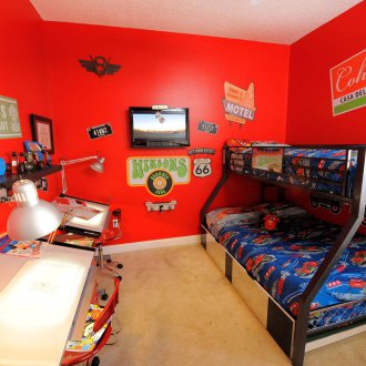 Dekor eines Kinderzimmers mit roten Wänden