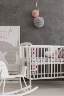 Dekor eines Kinderzimmers mit Möbeln