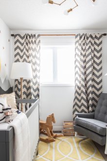 Die Einrichtung des Kinderzimmers ist klein