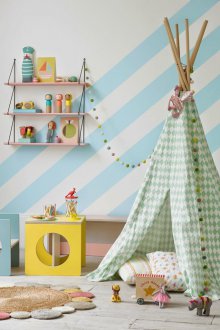 Das Dekor der gestreiften Wände des Kinderzimmers