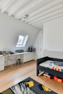 Einrichtung des Arbeitsbereichs des Kinderzimmers