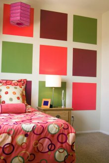 Die Einrichtung des Kinderzimmers ist mehrfarbig.