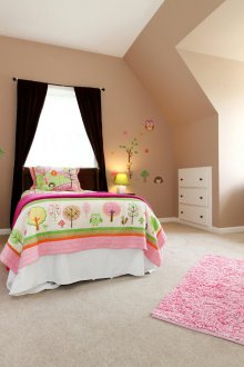 Wanddekoration mit Zeichnungen eines Kinderzimmers