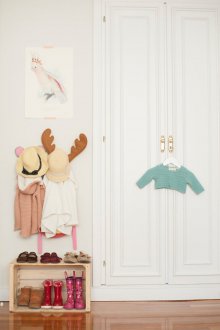 Kinderzimmerdekoration mit Kleiderschrank
