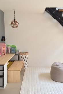 Kinderzimmerdekoration mit Tisch