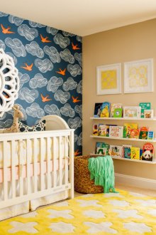 Dekor eines Kinderzimmers mit einem Spiegel