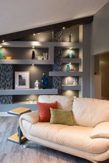 Zoning Ideen in einem grauen Wohnzimmer