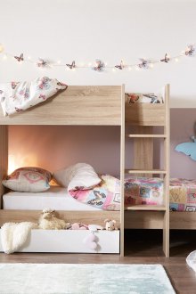 Guardería para dos niños con mariposas decorativas.