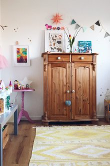Kinderzimmer für zwei Kinder mit Kommode