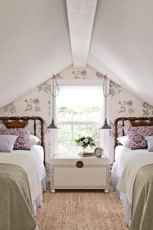 Kinderzimmer für zwei Kinder mit Teppich