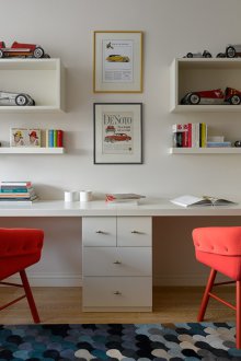 Kindergarten für zwei Kinder mit Schreibtisch