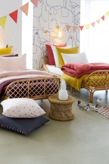 Kindergarten für zwei Kinder mit Korbmöbeln