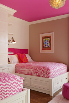 Kindergarten für zwei Mädchen im Teenageralter