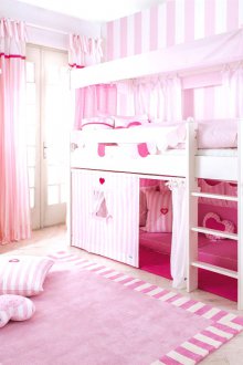 Kindergarten für zwei Kinder mit gestreiften Wänden.