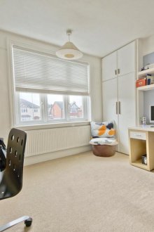 Kindergarten für zwei Kinder mit Arbeitsbereich