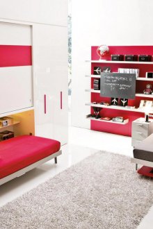 Kindergarten für zwei Kinder von Schulkindern