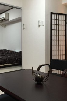 Pangsapuri studio gaya Jepun berwarna hitam