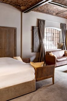 Pangsapuri studio loteng dengan katil