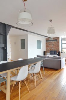 Pangsapuri studio dalam gaya loteng