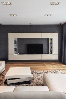 Satu apartmen bilik tidur dengan ruang tamu dalam gaya minimalis