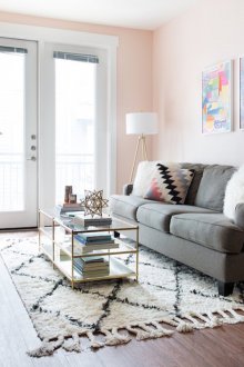 Pangsapuri studio dengan ruang tamu dalam gaya moden