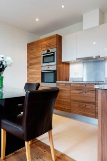 Apartmen studio dengan dapur gaya moden