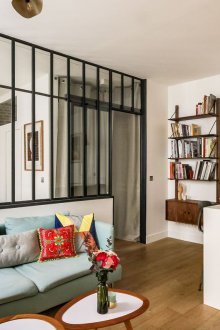 Pangsapuri satu bilik dalam gaya moden yang cerah