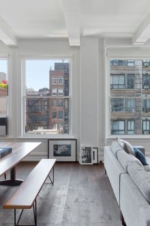 Gaya apartmen studio dengan tingkap besar