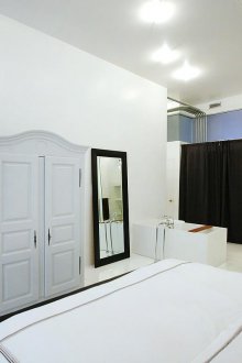 Gaya pangsapuri satu bilik dengan ruang terbuka