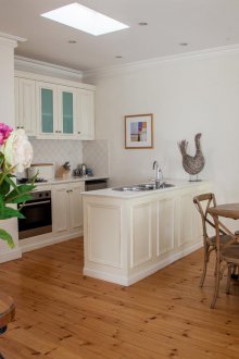 Pangsapuri studio dengan dapur gaya provence